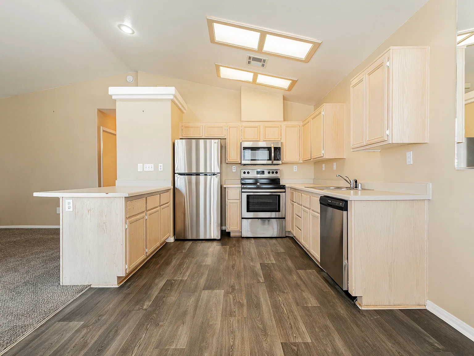2 bed, 980 sqft, $1,349 — Photo 2