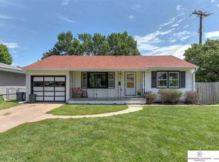 1813 Robertson Dr, Omaha, NE 68114