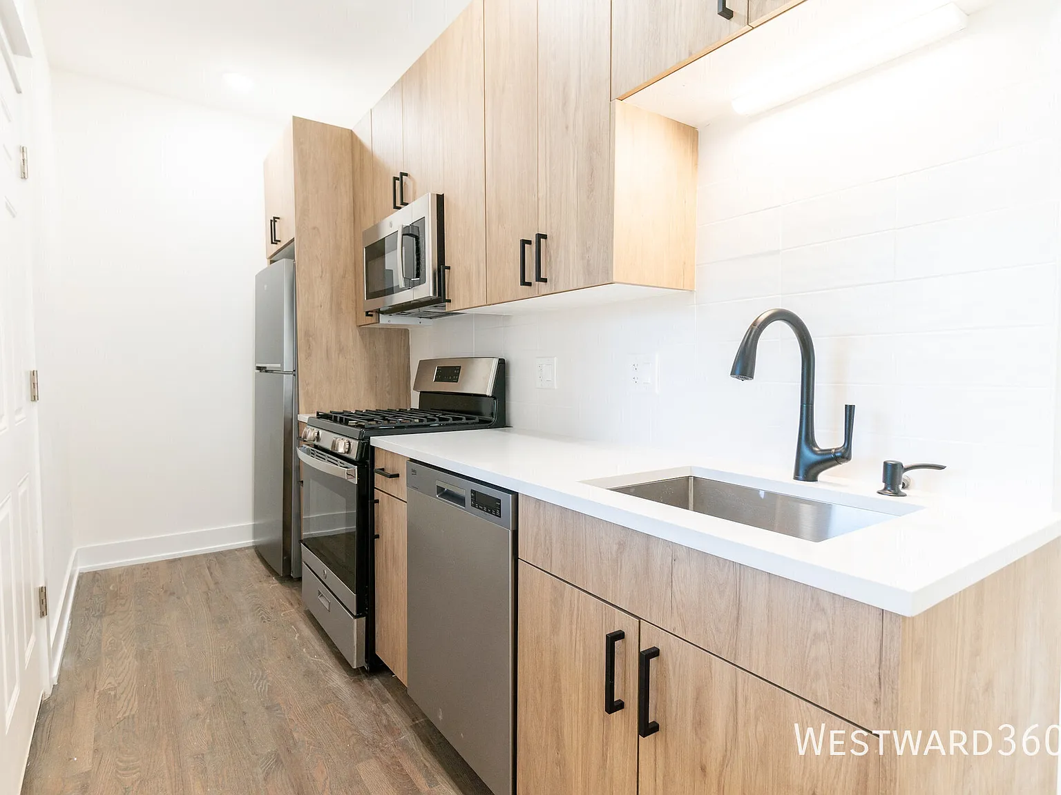 Oct 1 Start - Top Floor Corner 2bd/1bth With Wd — Photo 3