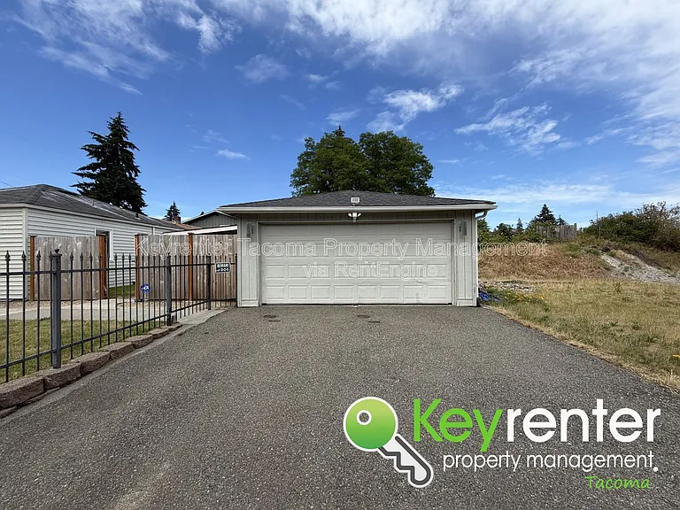 1047 S Rochester St — Photo 12