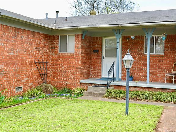 3rd image of 1214 S Poplar Pl