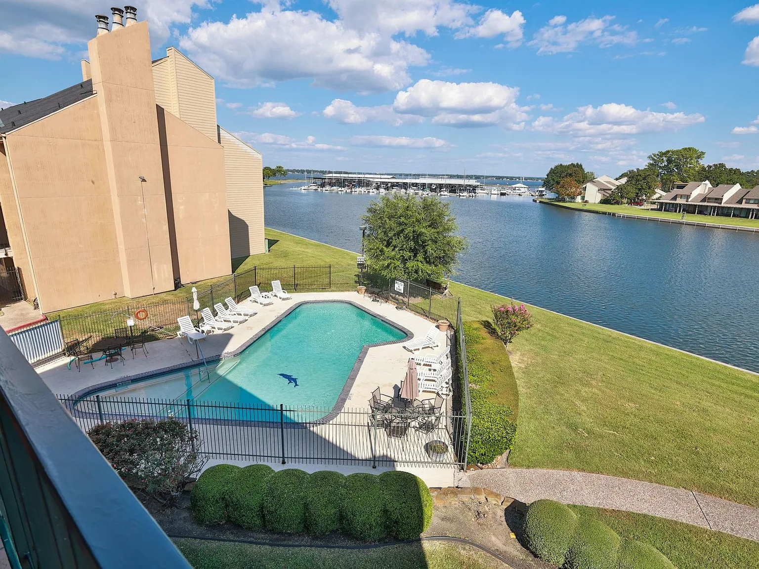 2 bed, 1.5 bath, 901 sqft, $2,295 — Photo 3