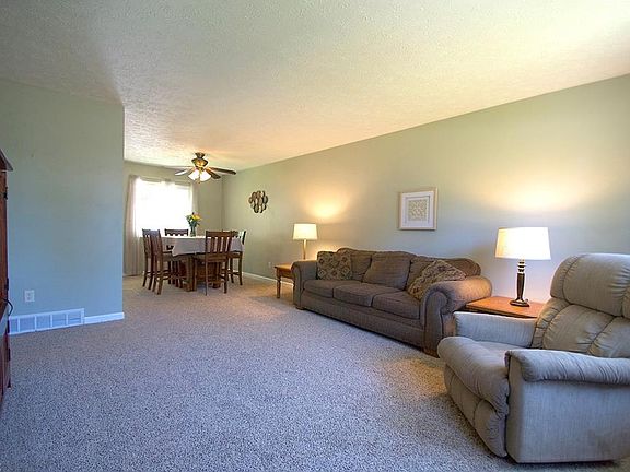 3rd image of 34133 Iris Ln