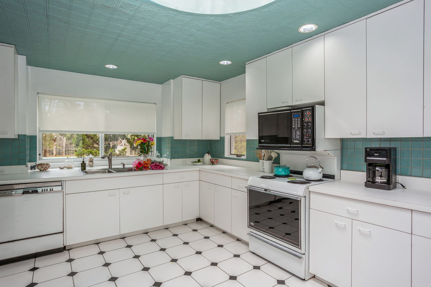 Open kitchen with windows facing the pool