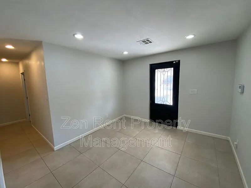 3 bed, 2.0 bath, 1886 sqft, $2,000 — Photo 2