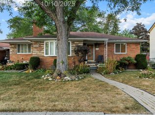 19945 Woodside St, Harper Woods, MI 48225
