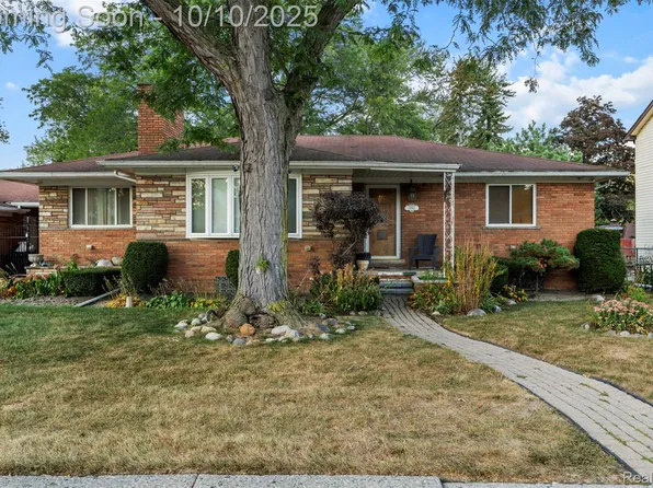 19945 Woodside St, Harper Woods, MI 48225