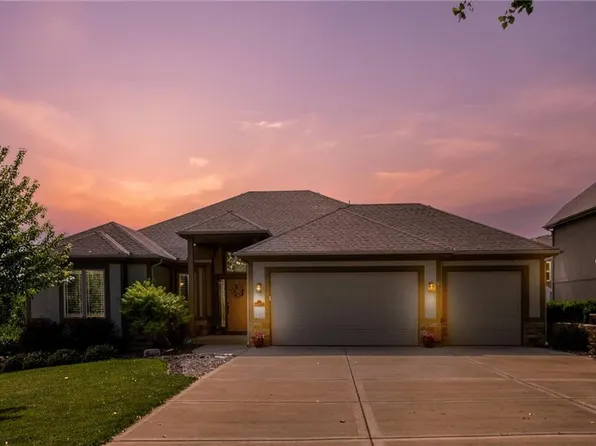 6052 Vardon Dr, Parkville, MO 64152