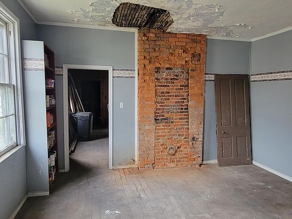 4th image of 945 Philadelphia St