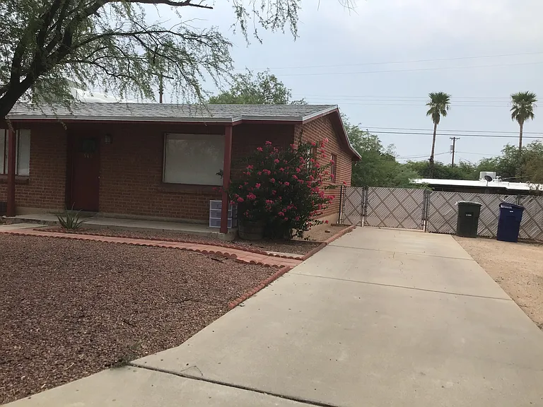 542 E Flores St — Photo 3