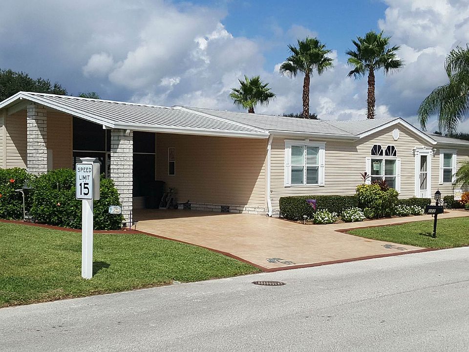 beautiful! double carport, manicured lawn