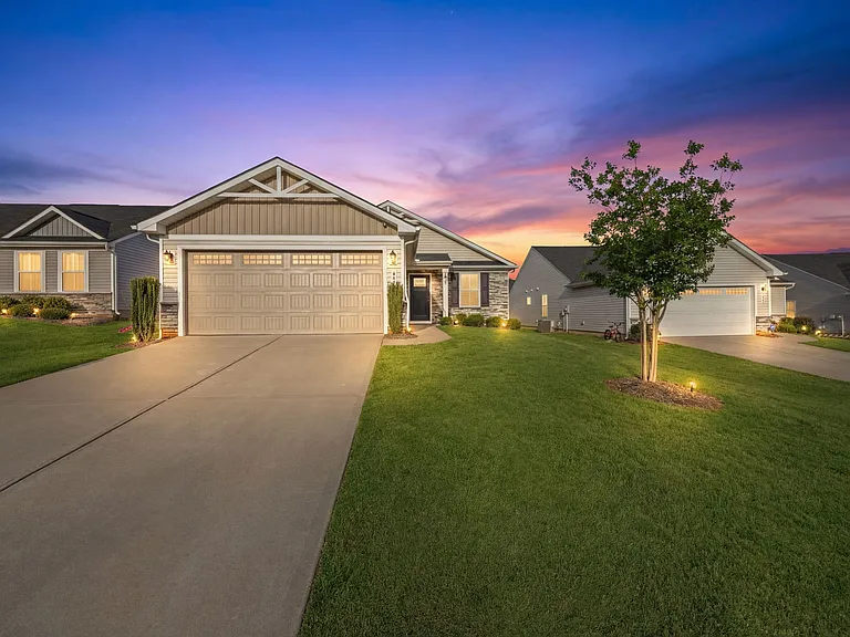 689 Hardwood Dr — Photo 1
