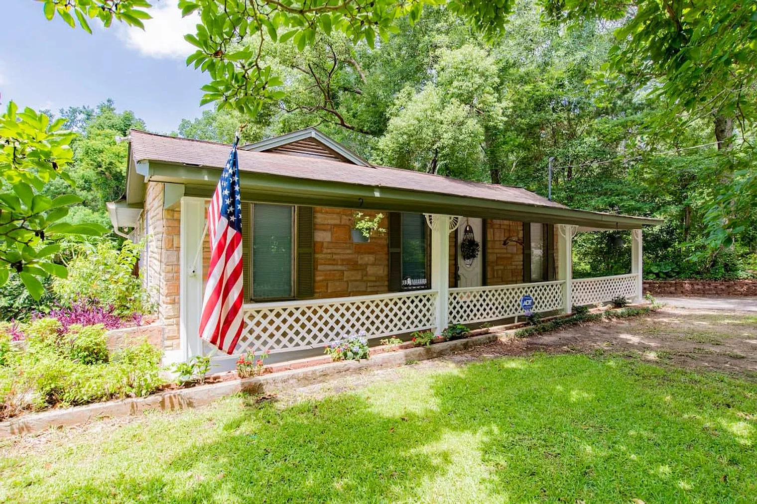 3 bed, 2.0 bath, 1593 sqft, $2,547 — Photo 4