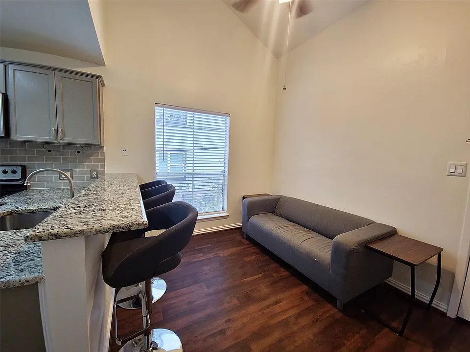 2313 Longview St #205
