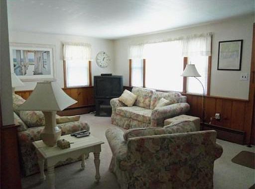 3rd image of 275 Edgewater Dr E