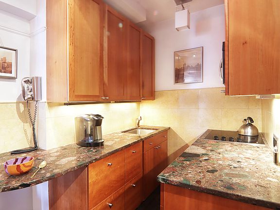 4th image of 121 W 72nd St APT 16C