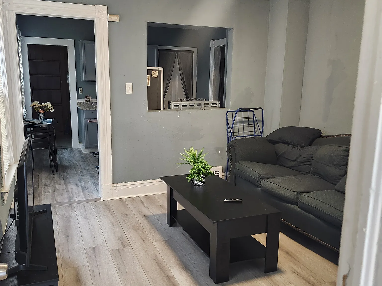 3 bed, 986 sqft, $1,300 — Photo 2