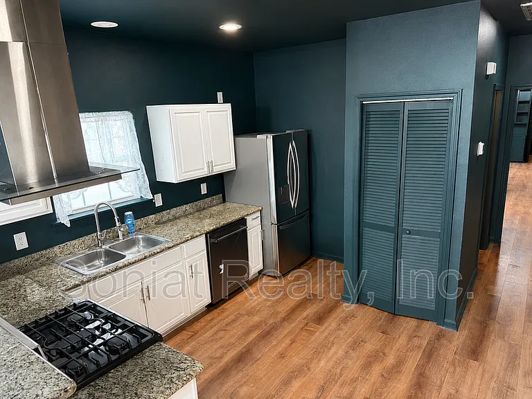 1461 N Robertson St — Photo 5
