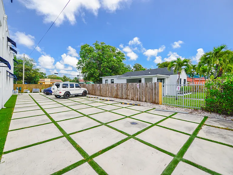 165 NW 39th St #7 — Photo 16
