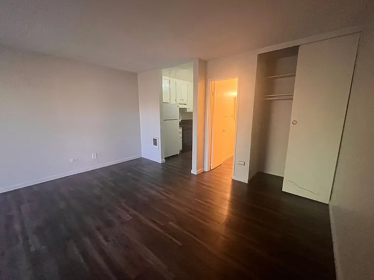 2525 Broadway — Photo 6