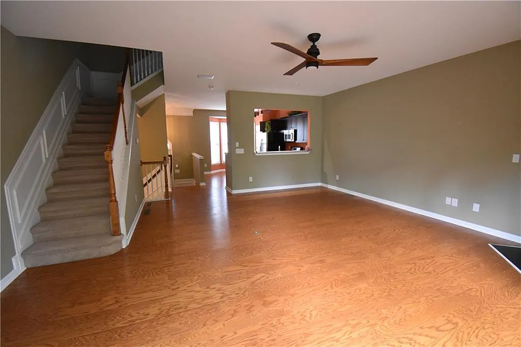 4 bed, 2.5 bath, 1722 sqft, $2,400 — Photo 2