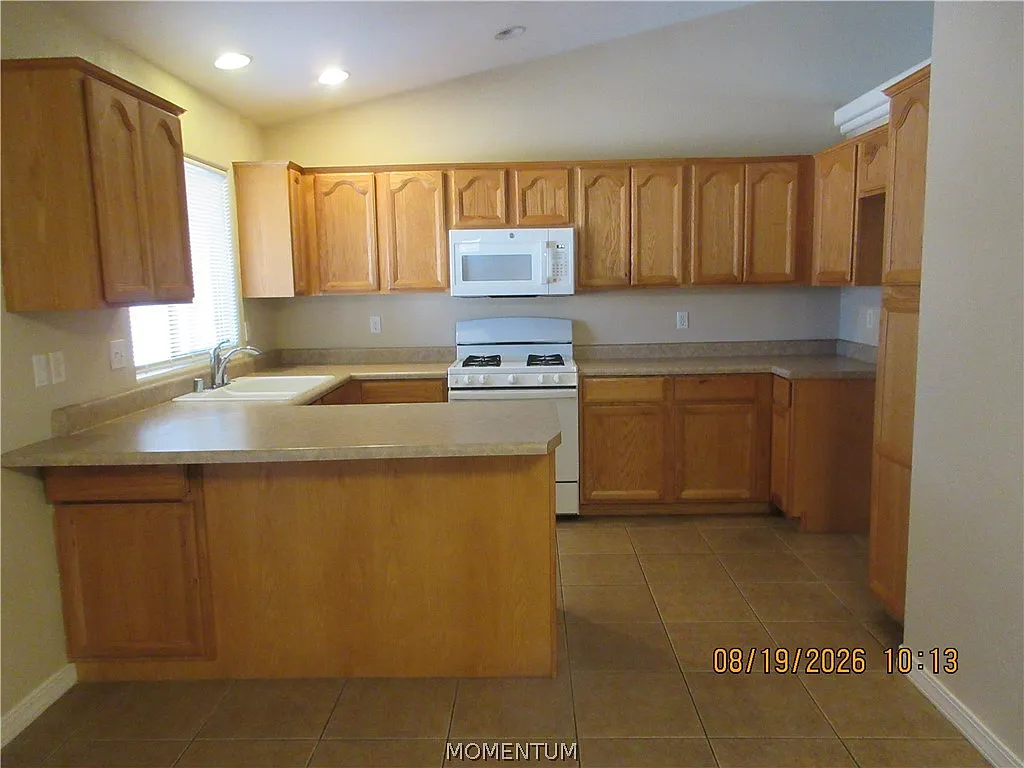 3 bed, 2.0 bath, 1530 sqft, $1,550 — Photo 3