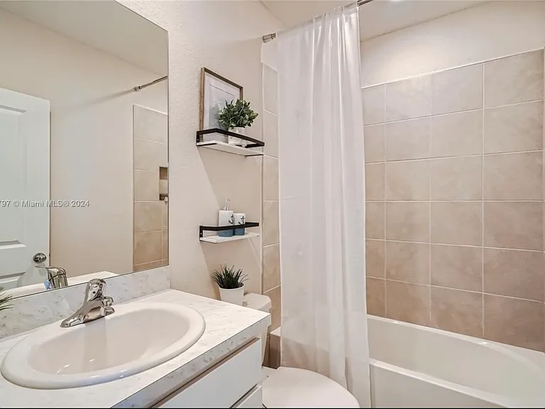270 NE 12th St — Photo 3