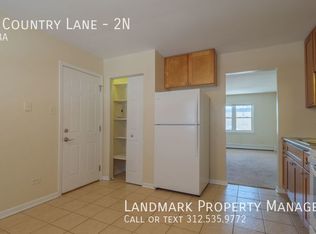 7505 Country Ln APT 2N, Darien, IL