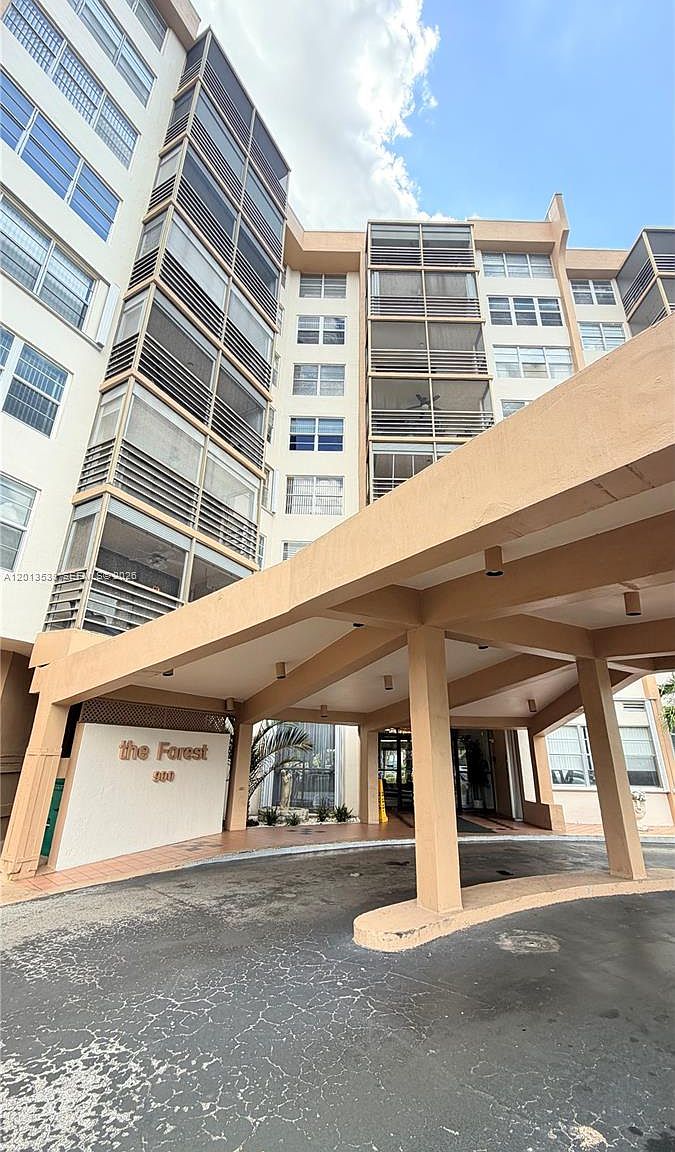 900 Saint Charles Pl APT 520 — Pembroke Lakes Golf and Racquet Club