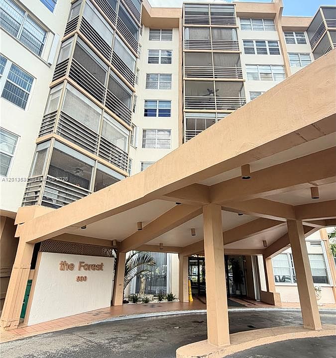 1st image of 900 Saint Charles Pl APT 520