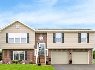 215 Kolpark Dr, Chambersburg, PA 17202