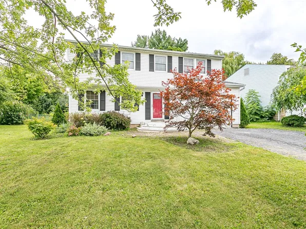 57 Coachlight Cir, Farmington, NY 14425