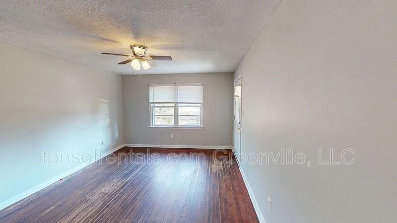 3 bed, 1.0 bath, 905 sqft, $995 — Photo 2