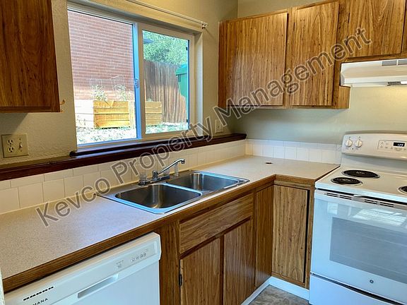5th image of 620-622 Endicott St
