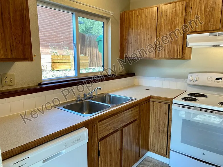 620-622 Endicott St — Photo 5
