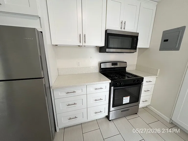 209 W Maple St #B — Photo 10