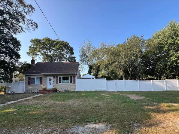 35 Schenk Drive, Shirley, NY 11967