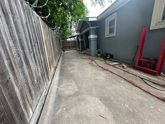 2nd image of 3620 Meadowbrook Dr