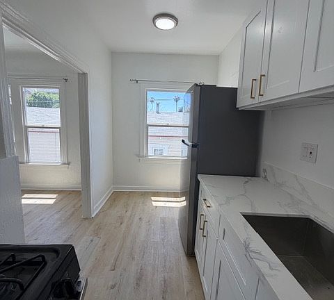 3rd image of 1141 Echo Park Ave #108