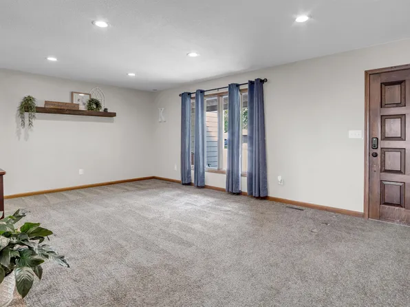 305 Wills Ln, Halstead, KS 67056