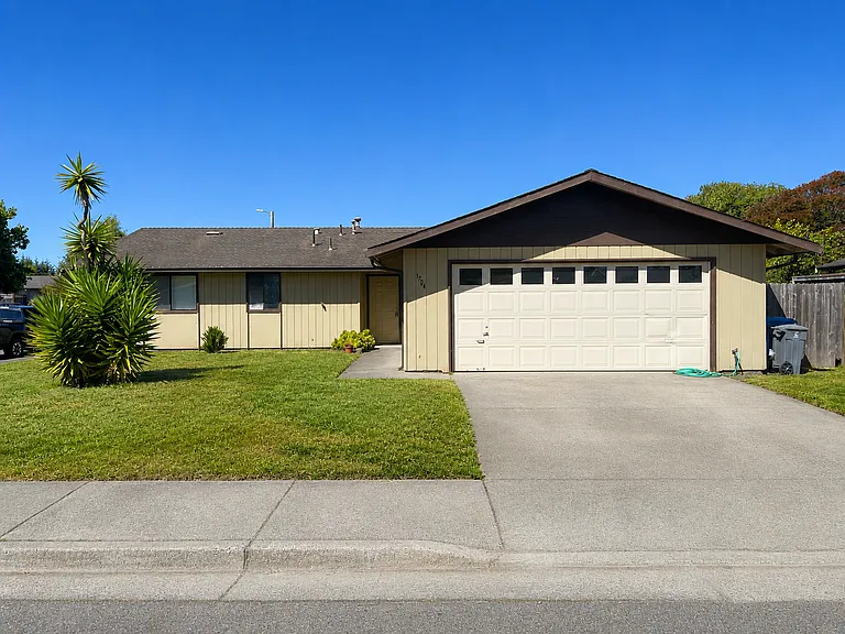 1704 Antoine Ave — Photo 1