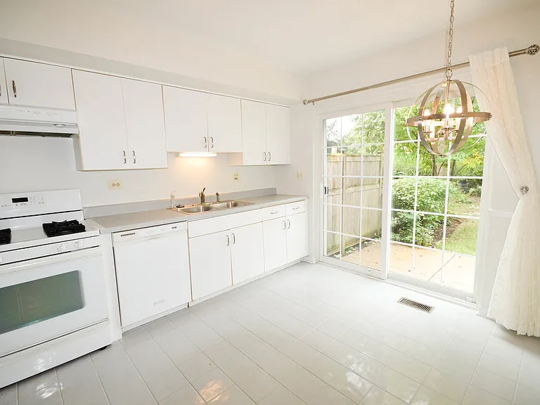 376 Bentley Pl — Photo 7