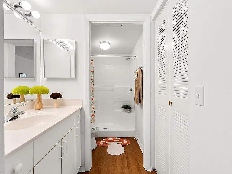 Bella Vista Apartments — Photo 41