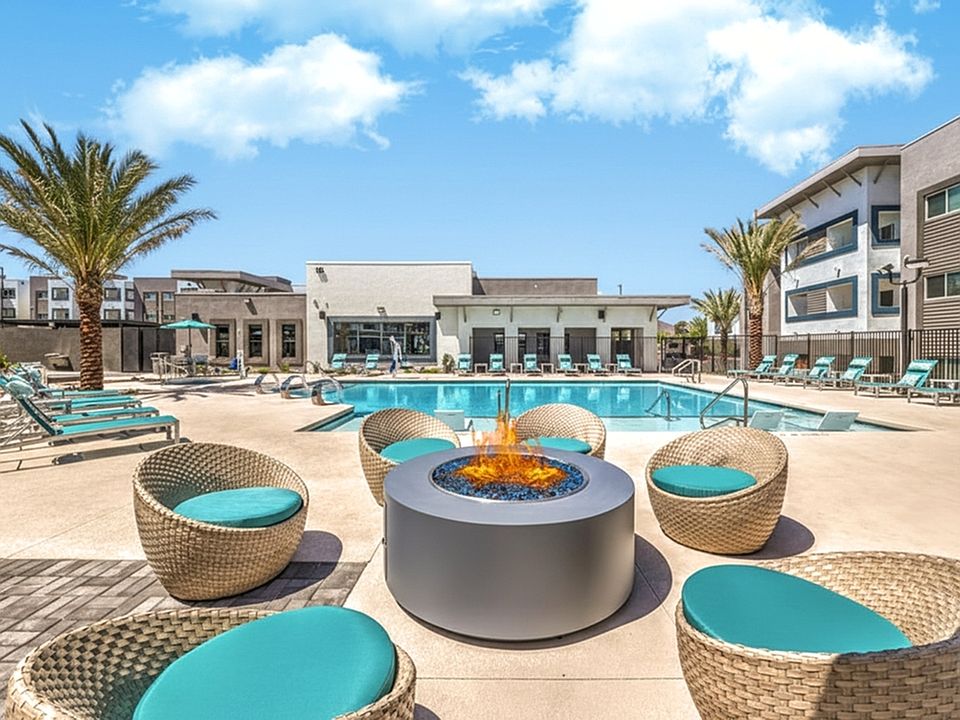 Pool Deck Fire Pit Summit on Boulder (Small Edited)