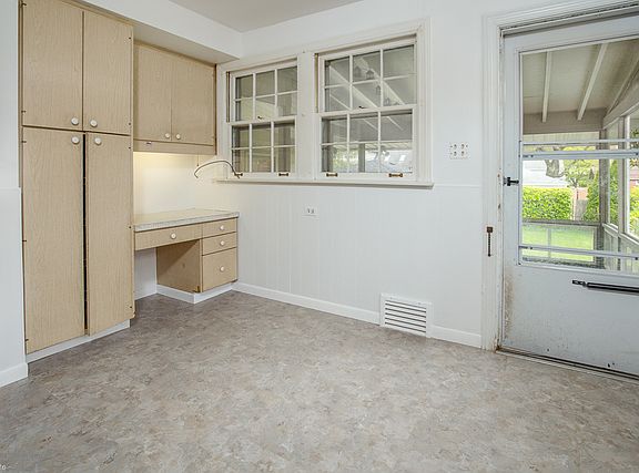 5th image of 9729 Warren Ave