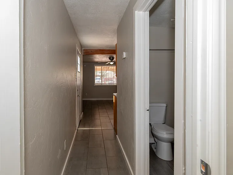 810 E Linden St — Photo 3