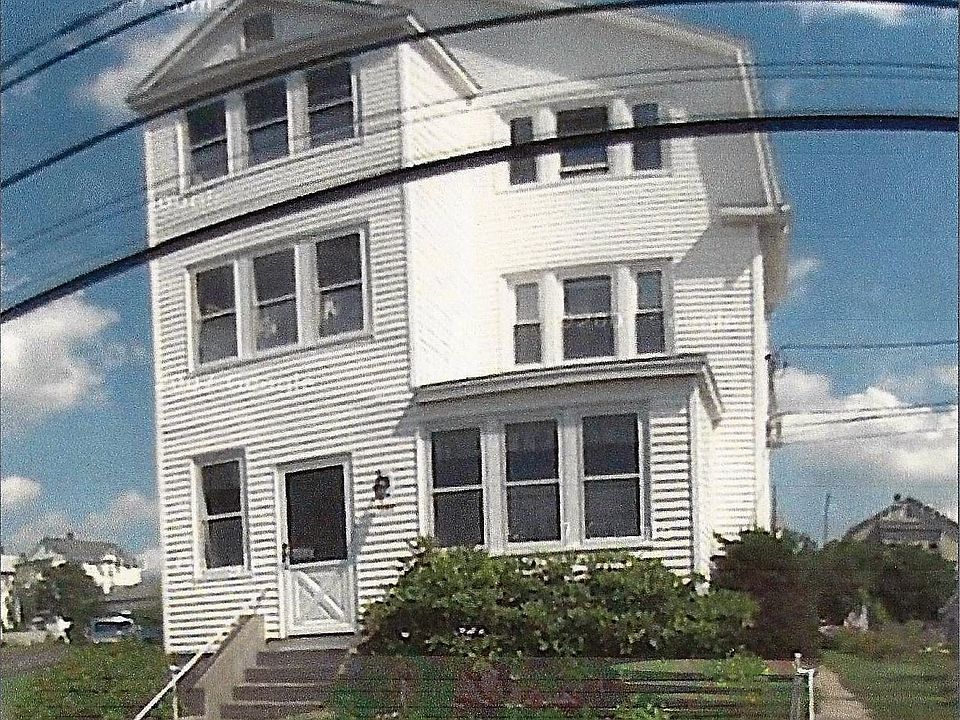 Super nice 3 family in great area!
