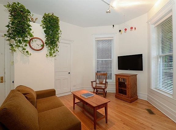 5th image of 1049 W Wellington Ave