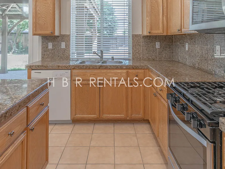 2417 Veneto Ln — Photo 9