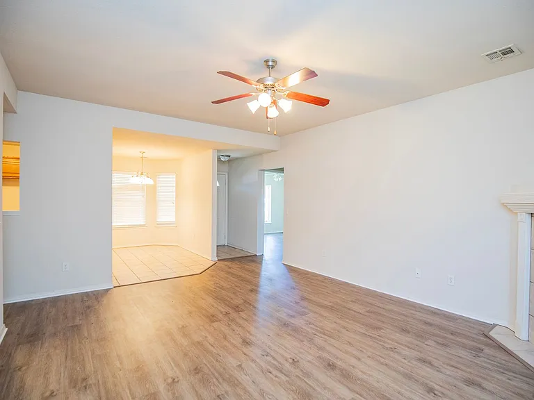 610 Maplewood Dr — Photo 7